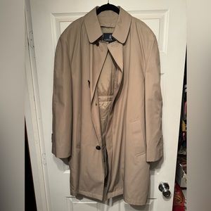 London Fog raincoat in Like New condition! Right hand buttons, great pockets